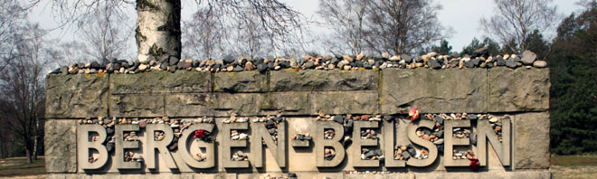 Gedenkstein mit der Aufschrift Bergen-Belsen und vielen kleinen Erinnerungssteinen